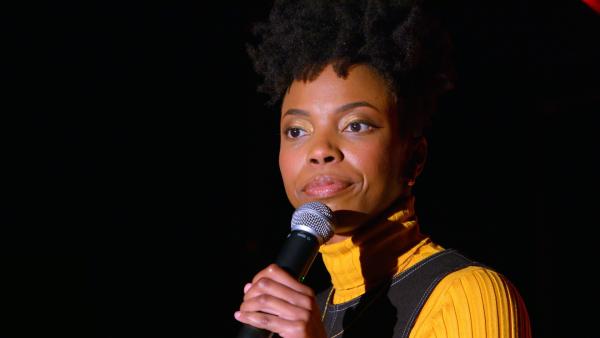 Bild 1 von 5: Die erfolgreiche Comedienne Jessie (Sasheer Zamata) verarbeitet ein erstes Aufeinandertreffen mit Kurt in ihrer Stand-Up-Show.