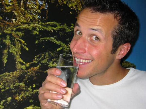 Bild 1 von 1: Willi untersucht, wie das Wasser in den Hahn kommt. Dazu macht er sich auf den Weg zu den Münchner Stadtwerken.