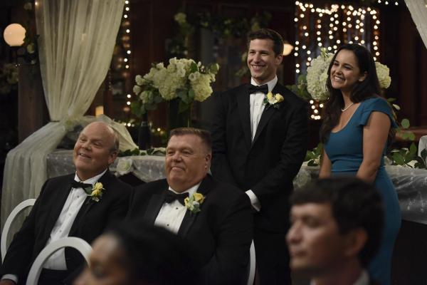 Bild 1 von 10: (v.l.n.r.) Hitchcock (Dirk Blocker); Scully (Joel McKinnon Miller); Jake Peralta (Andy Samberg); Amy Santiago (Melissa Fumero)