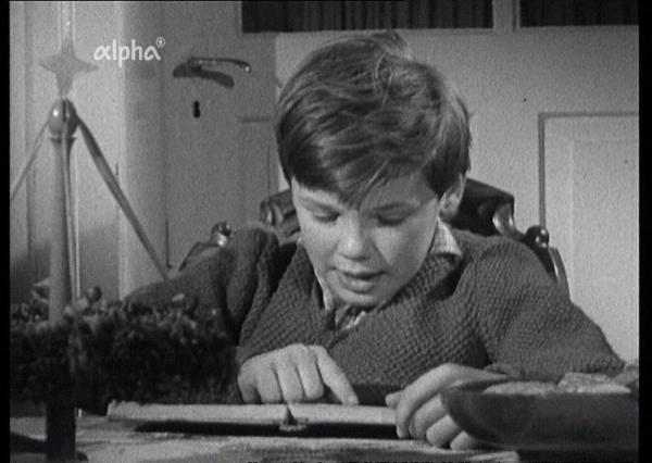 Bild 1 von 5: Das Weihnachtsfeature stellt 1962 die Frage: Was macht Weihnachten so schön? Vieles! Unter anderem der Anlass: Der Jüngste liest die Weihnachtsgeschichte vor.