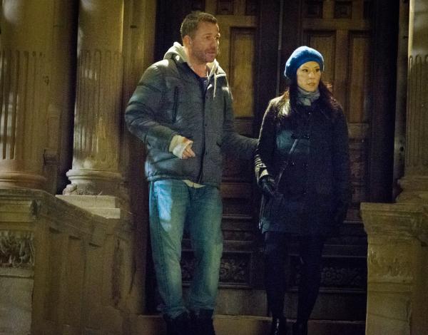 Bild 1 von 14: Gareth Lestrade (Sean Pertwee, l.) hat seinen Auftrag bei Holmes und Watson (Lucy Liu, r.) eigentlich längst erfüllt, macht aber keine Anstalten, wieder eigene Wege zu gehen ...