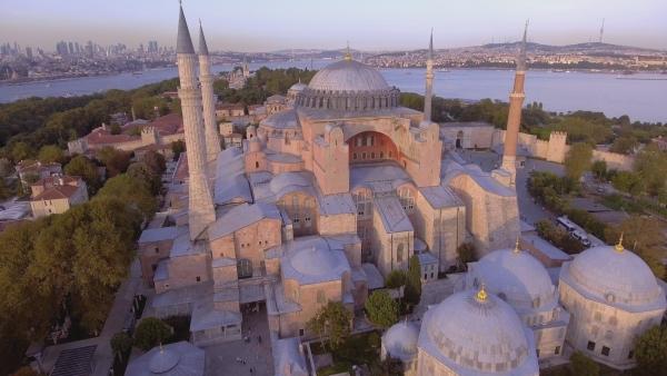 Bild 1 von 2: Großkirche, Moschee, Museum: Die Hagia Sophia im Herzen Istanbuls hat eine bewegte Geschichte hinter sich.