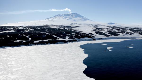 Bild 1 von 8: Der Mount Erebus auf der Ross-Insel. Der südlichste aktive Vulkan der Welt.