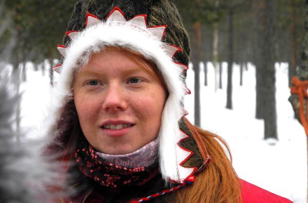 Bild 1 von 3: Ureinwohner-Tracht, Rentiere und Rockmusik: Die Studentin Unna-Maari Pulska ist eine der Hauptpersonen in Scherers Arktis-Reportage. Im Norden Finnlands hält sie eine Rentierherde wie ihre Vorfahren. Sie spielt aber auch als Drummerin in der Heavy-Metal-Band SomBy.