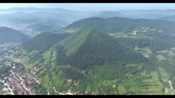 Bild 1 von 14: Die glatten Kanten des Hügels erinnern tatsächlich an eine Pyramide. Ob sich dahinter tatsächlich die \