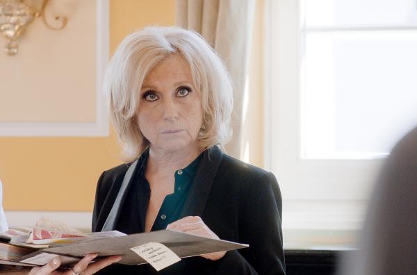 Bild 1 von 4: Verschwörungstheorien, Nörgeln als Volkssport, Politikerinnen und Politiker in Rente ? die Sängerin und Satirikerin Maren Kroymann hält der Gesellschaft wieder erbarmungslos, klug und charmant pointiert den Spiegel vor.