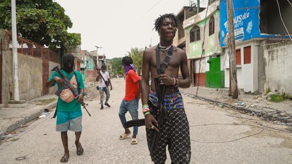 Bild 1 von 5: Bewaffnete Banden kontrollieren weite Teile der Hauptstadt Port-au-Prince. Unzählige Menschen sind vor der Gewalt auf der Flucht.