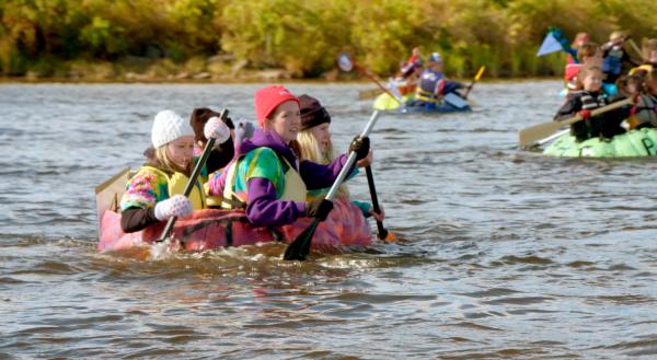 Bild 1 von 6: Das ist kein Boot. Das ist ein Kürbis! Ausgehöhlt und angemalt, dienen Riesenkürbisse an der Bay of Fundy jeden Herbst zur Erntezeit als Paddelboot für die Spaßregatta \