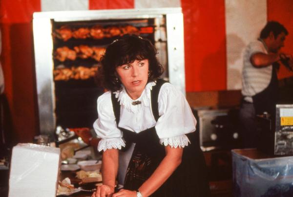 Bild 1 von 3: Im Bild: Misstrauisch beobachtet Annelies Brandner (Gundi Ellert) ihren Mann, der beim Werbefest auffällig die Nähe der neuen Leiterin des Fremdenverkehrsamt sucht.