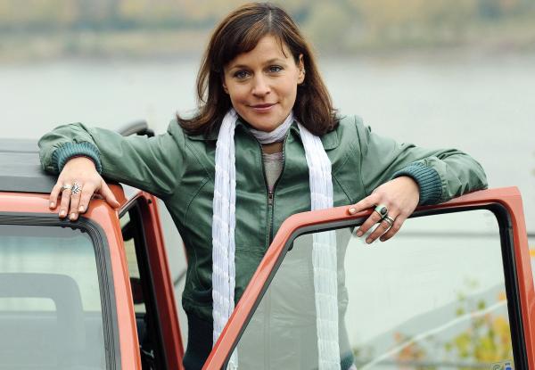 Bild 1 von 14: Lotte Wagner (Jule Ronstedt) hat es als allein erziehende Mutter nicht immer einfach, lässt sich ihren Lebensmut aber nicht nehmen.