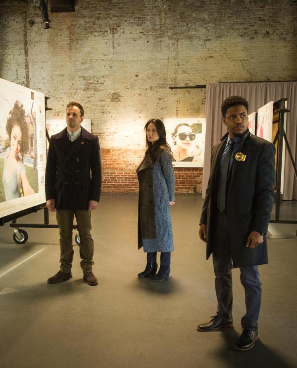 Bild 1 von 10: Ein junges Mädchen wird getötet. Holmes (Jonny Lee Miller, l.), Watson (Lucy Liu, M.) und Detective Bell (Jon Michael Hill) ermitteln und entdecken ein Selfie von ihr in einer Ausstellung. Doch das Bild, das dort hängt, ist nicht das Original und scheint ausgetauscht worden zu sein ...