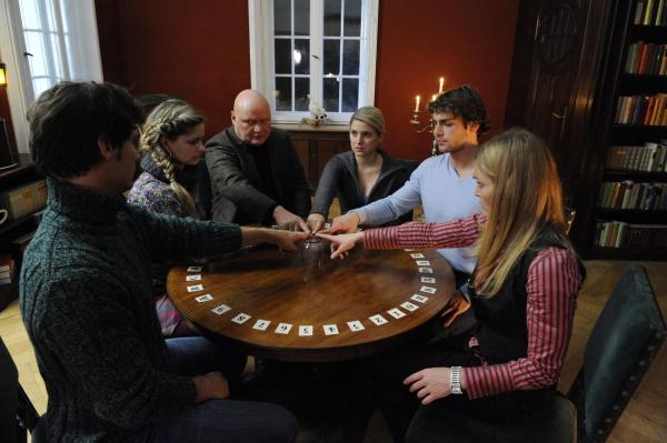 Bild 1 von 19: Verbringen eine gemeinsame Nacht auf dem vermeintlichen Spukschloss: Alexander (Paul Grasshoff, l.), Mia (Josephine Schmidt, 2.v.l.), Kimmo Kankunnen (Detlef Bierstedt, 3.v.l.), Anna (Jeanette Biedermann, 3.v.r.), Jonas (Roy Peter Link, 2.v.r.) und Annett (Tanja Wenzel, r.) ...