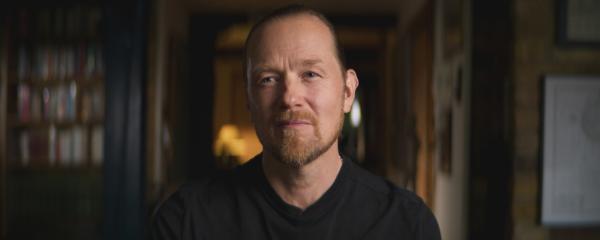 Bild 1 von 6: Fredrik Bornesand is on holiday in Phuket with his family, staying at a hotel by the sea. When the tsunami strikes, he risks his own life to try to help an elderly man in danger of being swept away by the water.