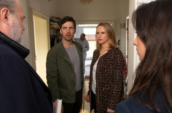 Bild 1 von 7: Jasmin Wenzel (Susanne Bormann, 2.v.r.) hat ihre Geschäftspartnerin erstochen aufgefunden. Hauptkommissar Richard Voss (Jan-Gregor Kremp, l.) und Annabell Lorenz (Stephanie Stumph, r.) sprechen mit ihr, während ihr Lebensgefährte Erik Dieke (Stefan Pohl, 2.v.l.) hinzukommt.