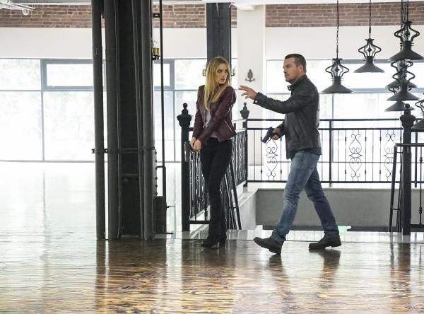 Bild 1 von 10: Nachdem Anna (Bar Paly, l.) und Callen (Chris O'Donnell, r.) ein Fahrzeug verfolgen, das die Materialien zur Herstellung von Euro-Blüten geladen hat, stoßen sie schließlich auf die Geldfälscherwerkstatt ...