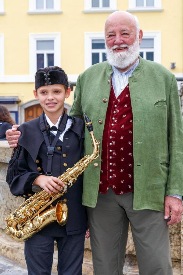 Bild 1 von 1: Im Bild: Sepp Forcher und Jungmusikant.