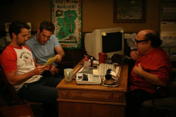 Bild 1 von 13: (v.l.n.r.) Mac (Rob McElhenney); Dennis Reynolds (Glenn Howerton); Frank Reynolds (Danny DeVito)