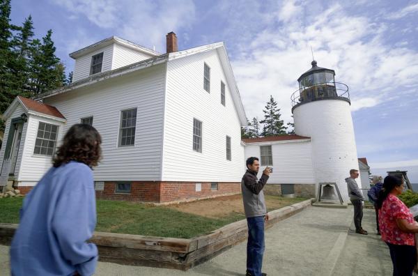 Bild 1 von 6: Mehr Maine geht nicht: Leuchttürme wie hier am Bass Harbor Head im Acadia National Park sind die Wahrzeichen des Küstenstaates.
