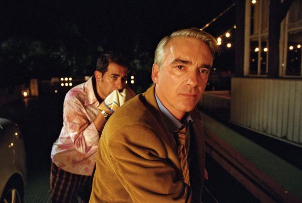 Bild 1 von 19: Felix (Christoph M. Ohrt, vorne), der mit dem seekranken Otto (Hasan Ali Mete, hinten) auf einer Fähre unterwegs ist, staunt nicht schlecht, als er Sandra bei einem Rendezvous mit Anwalt Robert Baumann im Restaurant erspäht ...