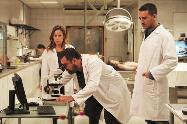 Bild 1 von 12: Forensiker Dr. San Martín (Paco Tous, M.) hat für Kommissarin Amaia Salazar (Marta Etura, l.) und ihren Kollegen Jonan Etxaide (Carlos Librado 'Nene', r.) neue Erkenntnisse, die unheimliche Zusammenhänge herstellen.