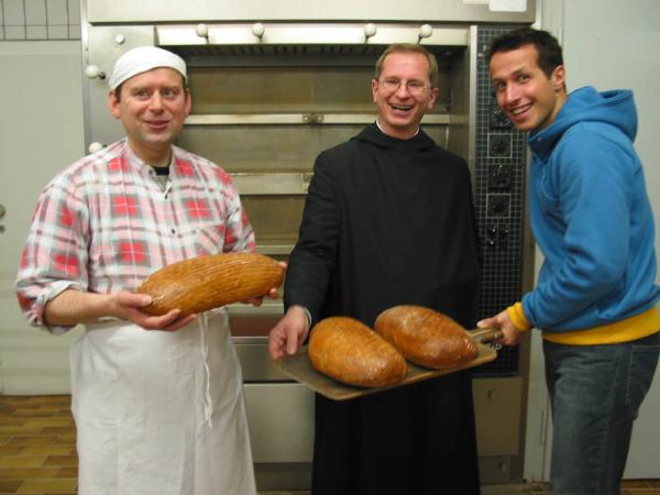 Bild 1 von 1: Willi (rechts) ist zu Gast bei Mönchen im Kloster St. Ottilien. Hier lernt er das Klosterleben kennen.