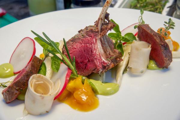 Bild 1 von 13: Im Bild: Rosa gebratener Rehrücken mit Kren, Spargel, Apfel-Chutney und Kräutermayonnaise.