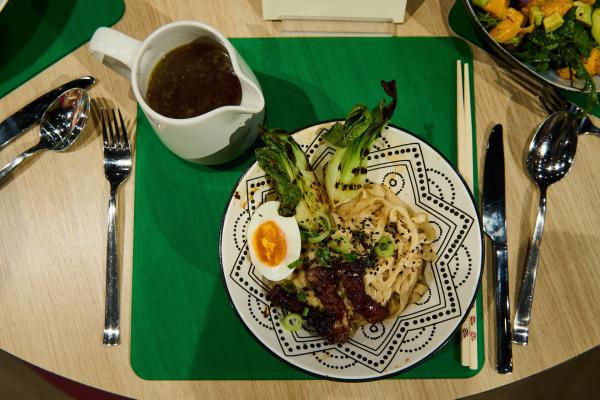 Bild 1 von 14: Leibgericht: Reisnudeln in der Brühe mit selbstgemachter Tare, Ei, Pak Choi und Bauchspeck von Viviane Ringlstetter
