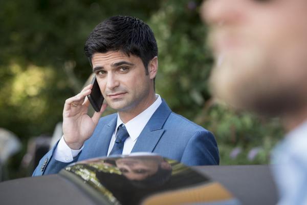 Bild 1 von 35: (4. Staffel) - Mick kann seinen Kollegen nicht verzeihen, dass sie ihm die Existenz des Mannes verschwiegen haben, der ihn vor 20 Jahren ins Koma schoss. Sein Ex-Kollege Andreas (Maximilian Grill) jedoch vermisst ihn schmerzlich. Aber dann erfährt Mick, dass mit der Waffe, die ihn einst ins Koma beförderte, ein Mord begangen wurde. Sein Bulleninstinkt erwacht wieder ...