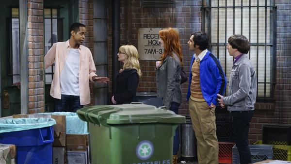 Bild 1 von 13: Howard (Simon Helberg, r.), Bernadette (Melissa Rauch, 2.v.l.), Raj (Kunal Nayyar, 2.v.r.) und Emily (Laura Spencer, M.) wollen in der Suppenküche helfen, was Howard gar nicht passt. Doch Geschäftsführer Travis (Wayne Wilderson, l.) kann sie gut gebrauchen ...
