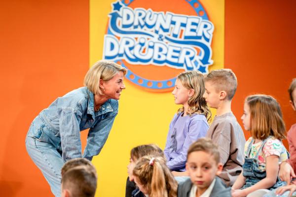 Bild 1 von 11: Im Bild: Kristina Sprenger begrüßt die Kinder im Studio.