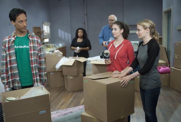 Bild 1 von 13: Sofort erklärt sich die Lerngruppe (v.l.n.r.: Yvette Nicole Brown, Chevy Chase, Gillian Jacobs) bereit, Annie (Alison Brie, 2.v.r.) beim Umzug in die Wohnung von Abed (Danny Pudi, l.) und Troy zu helfen ...