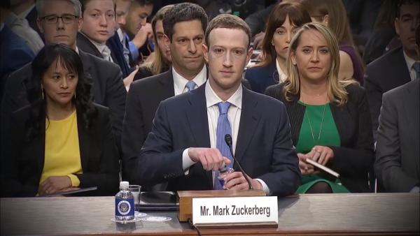 Bild 1 von 7: Mehrfach muss sich Zuckerberg für Verstöße gegen den Datenschutz öffentlich rechtfertigen - und entschuldigen.