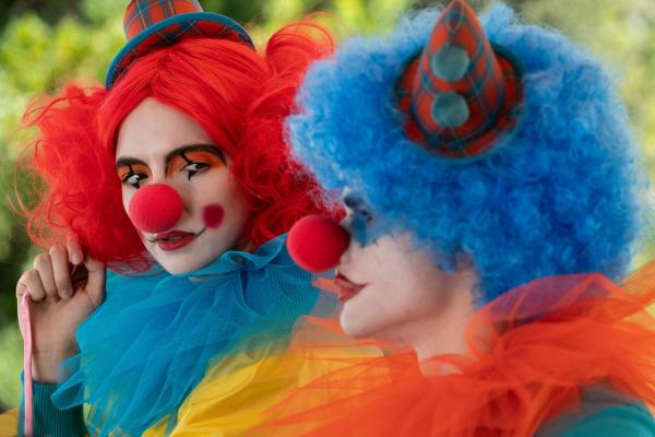 Bild 1 von 3: Villanelle (Jodie Comer) muss zum ersten Mal ihre Führungsqualitäten beweisen. Ihr Rekrut Felix (Stefan Iancu) hat sein Ziel auf einer Kinderfeier gesichtet. Doch der Plan droht aus dem Ruder zu laufen.