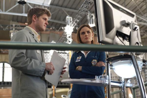 Bild 1 von 9: Wendell Bray (Michael Grant Terry, l.); Dr. Brennan (Emily Deschanel, r.)