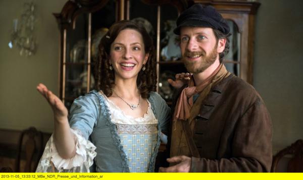Bild 1 von 6: Ilsebill (Katharina Schüttler) zeigt ihrem Mann (Fabian Busch) ihr Schloss.