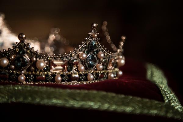 Bild 1 von 4: Die Krone steht sinnbildlich für die Macht in England im Zeitalter blutiger Religionskriege - bis heute.