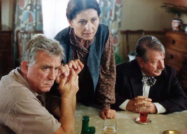 Bild 1 von 12: Im Bild (v.li.): Heinz Marecek (Rosenblatt), Marianne Nentwich (Anna Hermann), Heinz Petters (Hatzinger).