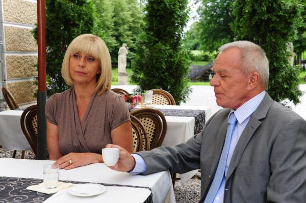 Bild 1 von 10: Charlotte (Mona Seefried, l.); Werner (Dirk Galuba, r.)