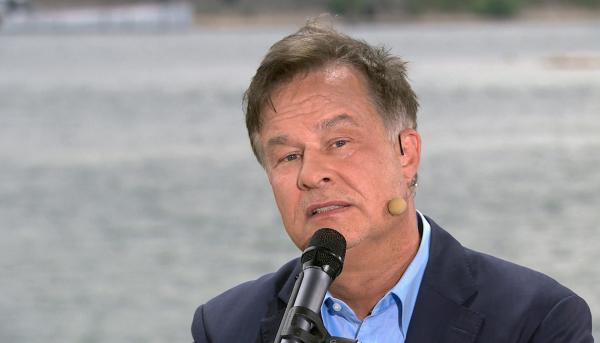 Bild 1 von 1: Kabarettist Lars Reichow erzählt direkt vom Flussufer von großen und kleinen Katastrophen seines Alltags, dazu gibt es Sketche und Musik. Gute Unterhaltung zum Lachen und Genießen.