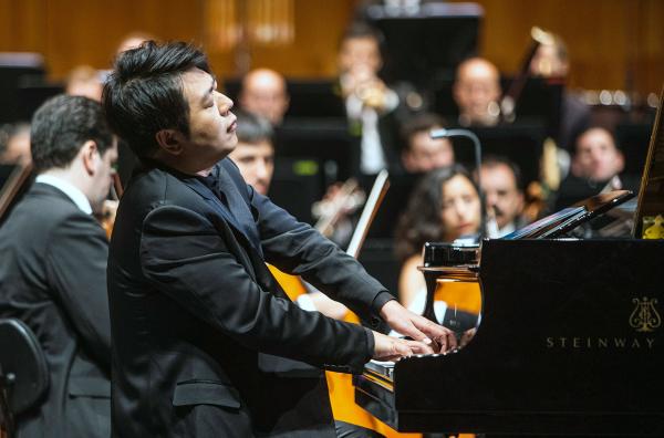 Bild 1 von 3: Die Zusammenarbeit mit dem West-Eastern Divan Orchestra ist eine Premiere für den Starpianisten Lang Lang.