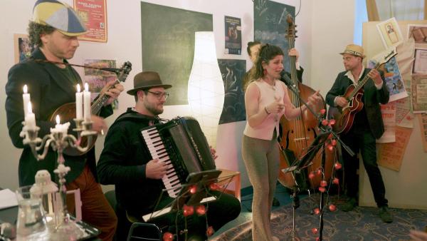 Bild 1 von 13: Im Bild: Künstlerin Leah Kalish bei einem Auftritt im Kulturzentrum \