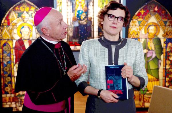 Bild 1 von 1: Im Bild: Schwester Hildegard (Andrea Sihler, r.) zeigt Bischof Rossbauer (Horst Sachtleben, l.) ihren Krimi. Sie macht keinen glücklichen Eindruck.