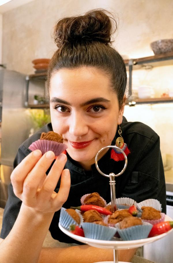 Bild 1 von 3: Süß und scharf: Lucie bereitet Schokoladen-Trüffel mit Chili zu.