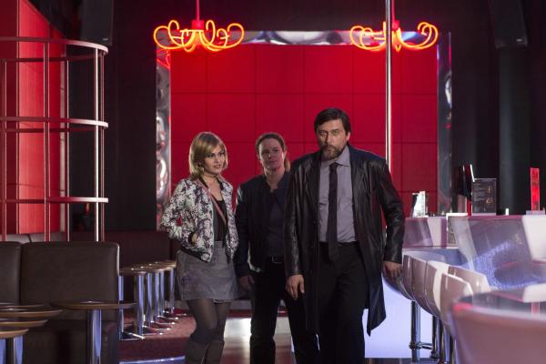 Bild 1 von 4: (v.l.n.r.) Yasmin Meckel (Sophie Dal); Gudrun Wohlers (Katrin Pollitt); Milos (Nikolay Grin)