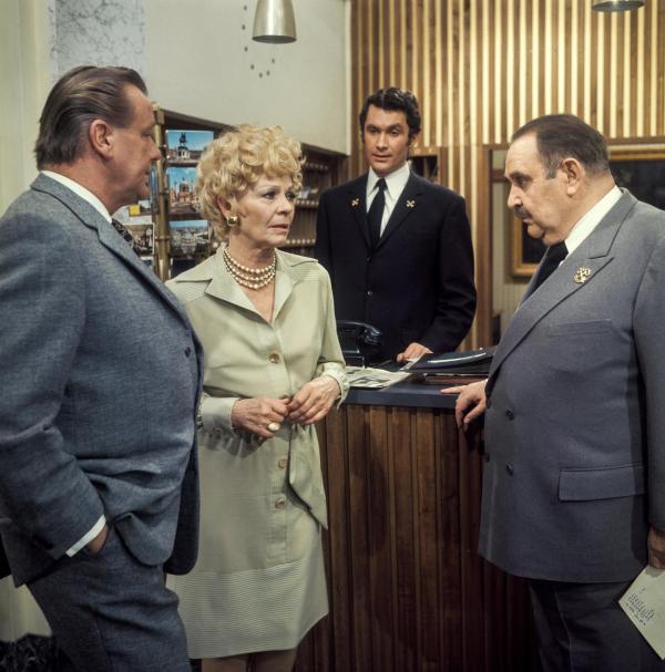 Bild 1 von 4: Im Bild: Michael Tellering, Hilde Krahl, Reinhold Tischler (Max), Fritz Eckhardt (Oswald Huber).