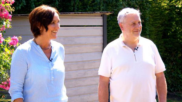 Bild 1 von 8: Ines Maier ist von Beruf Apothekerin und weiß um die Heilkraft vieler Pflanzen. Kein Wunder, dass sie diese in ihrem neuen Garten pflanzen möchte. Sie und ihr Lebensgefährten Michael wünschen sich außerdem eine gemütliche Sitzecke und ein Wasserelement. Die Gartenprofis Frank Riese und Benjamin Balsam entwickeln dafür Konzepte.