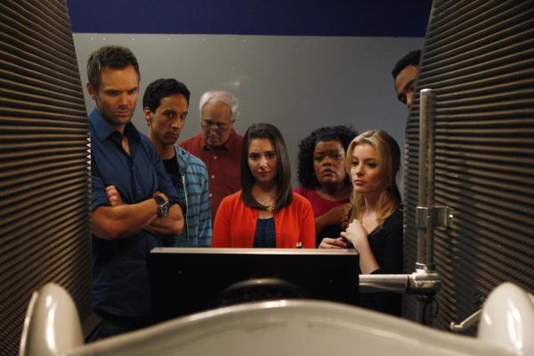 Bild 1 von 11: Um sein Erbe antreten zu können, muss Pierce (Chevy Chase, 3.v.l.) sich samt seinen Freunden (v.l.n.r.: Joel McHale, Danny Pudi, Alison Brie, Yvette Nicole Brown, Gillian Jacobs, Donald Glover) in ein Videospiel begeben und in einer Abenteuerwelt gegen den Vermögensverwalter Gilbert antreten ...