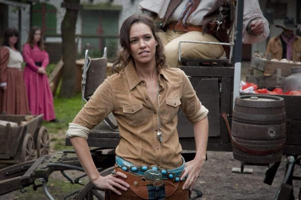 Bild 1 von 4: Cowgirl Maike Tamm (Nadine Brandt, r.) hatte ein Verhältnis mit dem Ermordeten. Jetzt soll sie ihrem Ehemann ein hieb- und stichfestes Alibi liefern ...