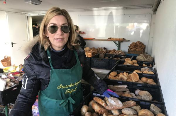 Bild 1 von 2: Martina Klein hilft bei der Starnberger Tafel.