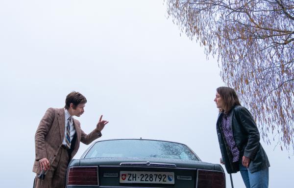 Bild 1 von 9: Die idealistische Anwältin Barbara Hug (Marie Leuenberger, rechts) hat sich dem Kampf gegen das rückständige Schweizer Strafvollzugssystem der 80er-Jahre verschrieben. In Walter Stürm (Joel Basman, links), dem als \